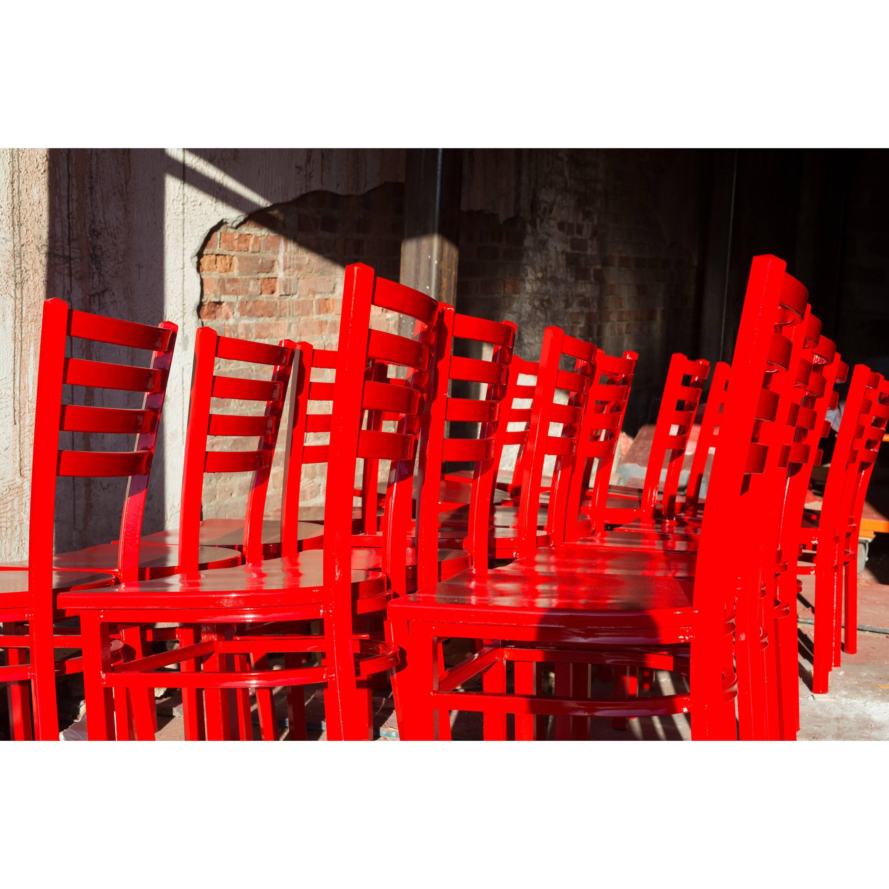Rote Stühle/Fotografie im Angebot