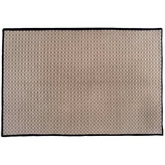 Ton-in-Ton karierter Teppich mit schwarzer Bordüre