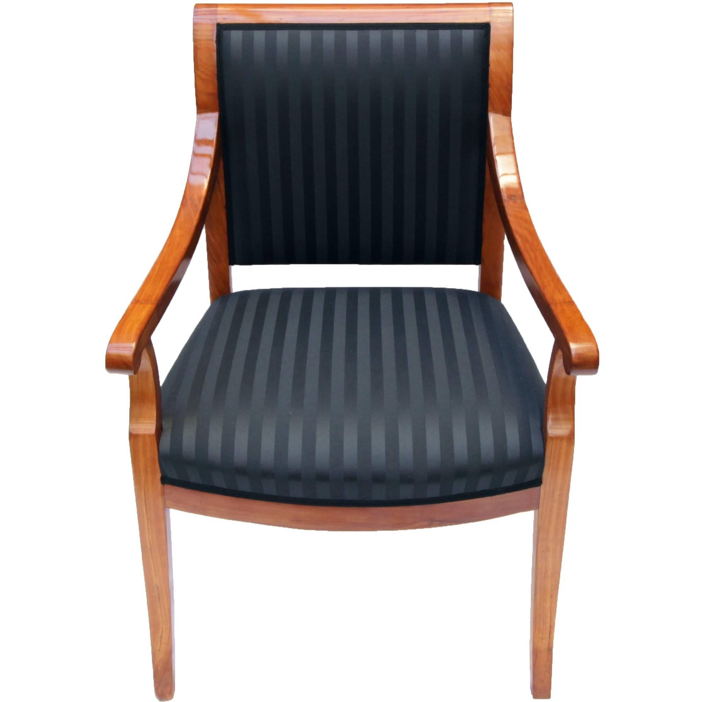 Biedermeier-Sessel aus massivem Kirschbaumholz, 19. Jahrhundert, neu gepolstert im Angebot