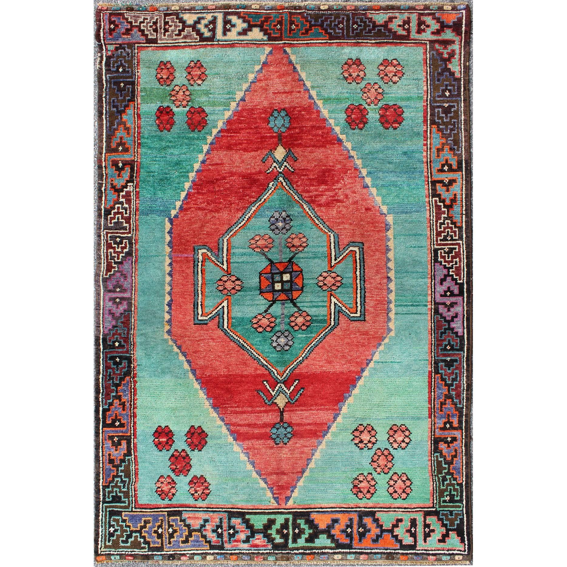 Leuchtend farbenfroher türkischer Vintage-Teppich mit Medaillon und geometrischen Blumen im Angebot