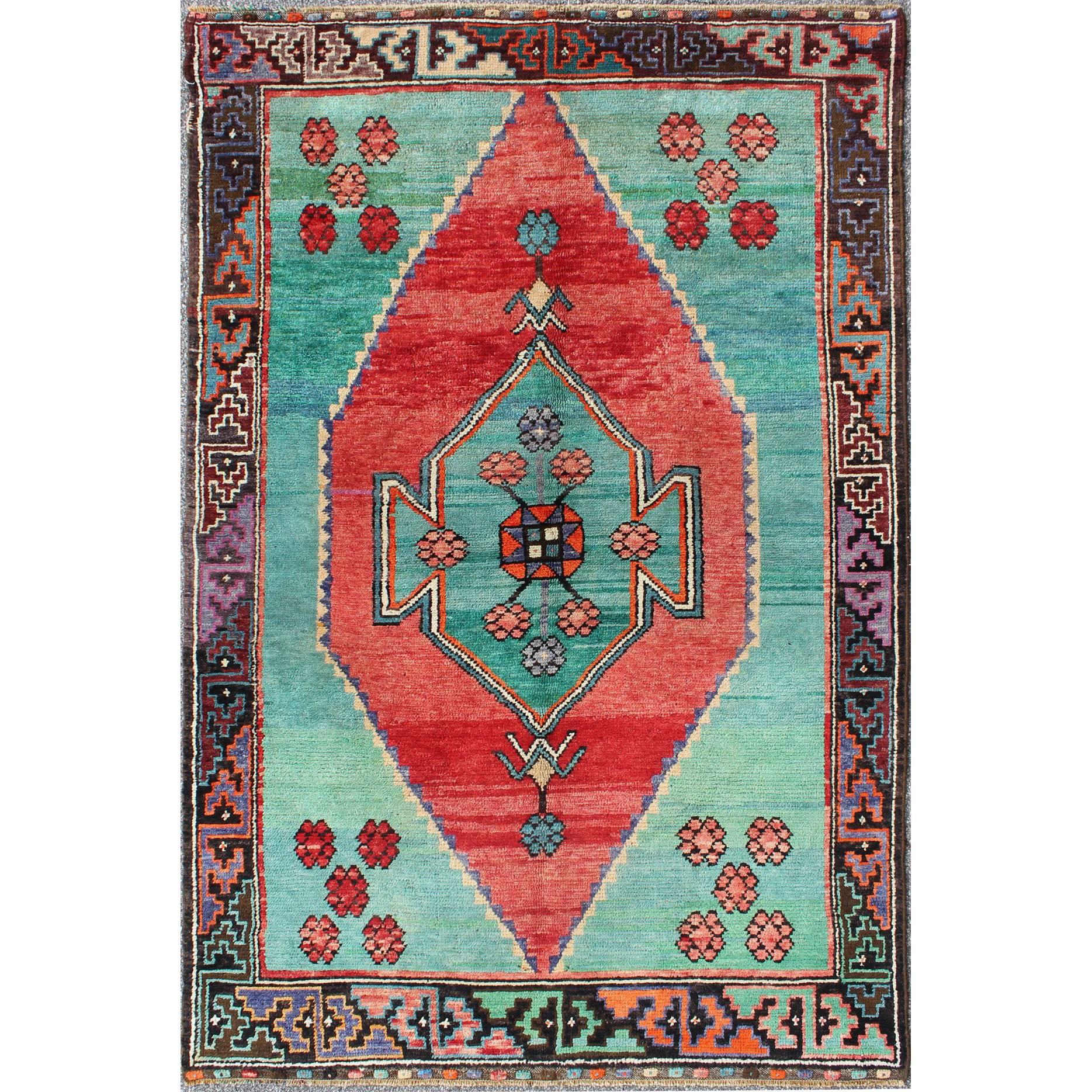 Alfombra Turca Vintage de Colores Brillantes con Medallón y Flores Geométricas en venta