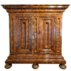 Armoire baroque en noyer du début du XVIIIe siècle appelée Wellenschrank, Allemagne