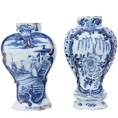 Paire de vases de Delft bleus et blancs anciens assortis du 18ème siècle