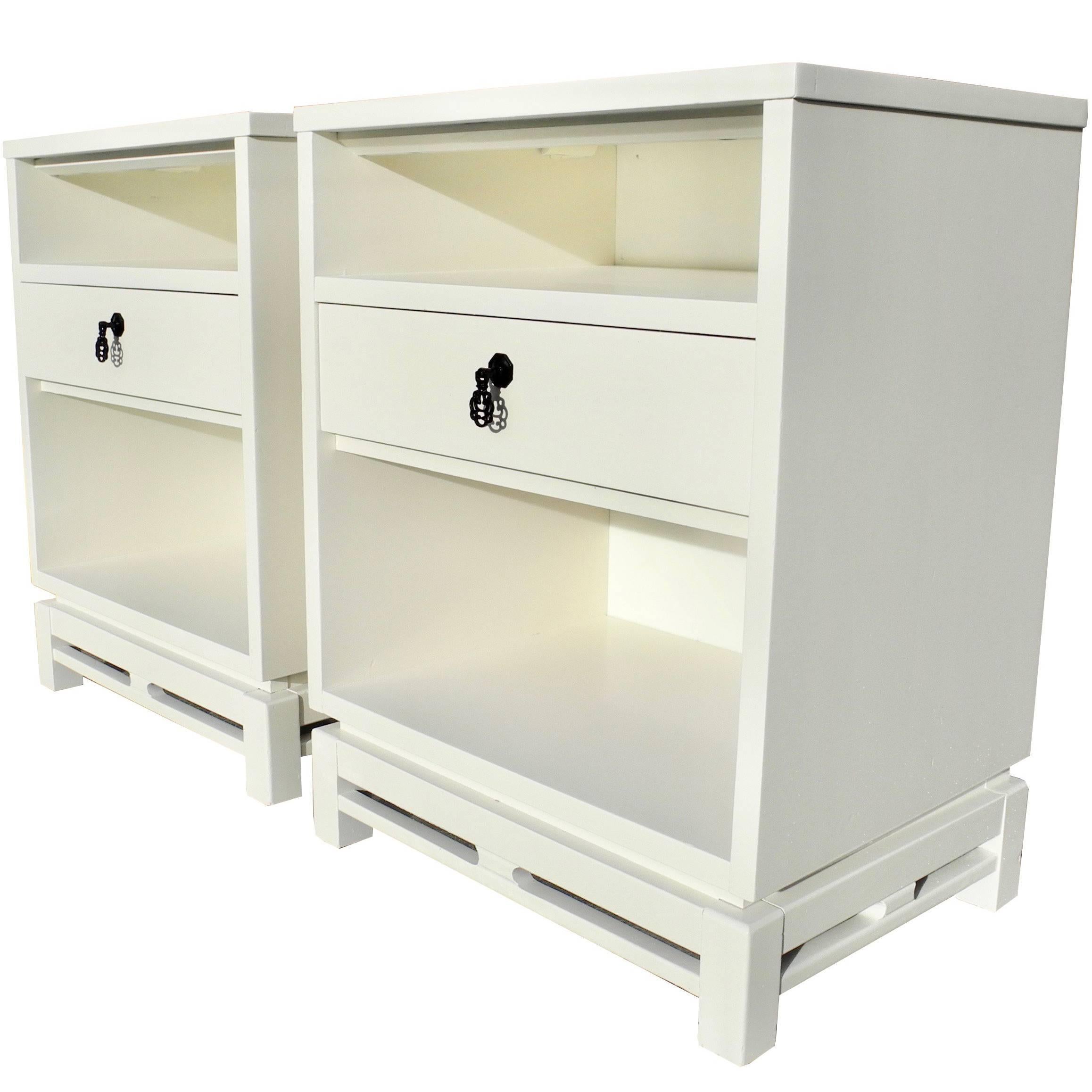 Pair of Mid-Century Modern Asian Style Linen White Nightstands For Sale