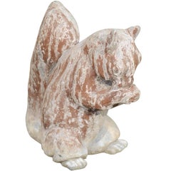 Escultura animal inglesa de plomo pintado de los años 30 que representa una ardilla comiendo una nuez