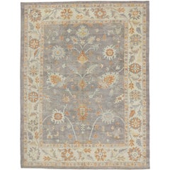 Tapis turc contemporain d'Oushak aux couleurs neutres et au style transitionnel