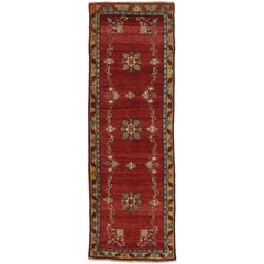 Tapis de couloir vintage turc Oushak avec maison de manoir de style Tudor