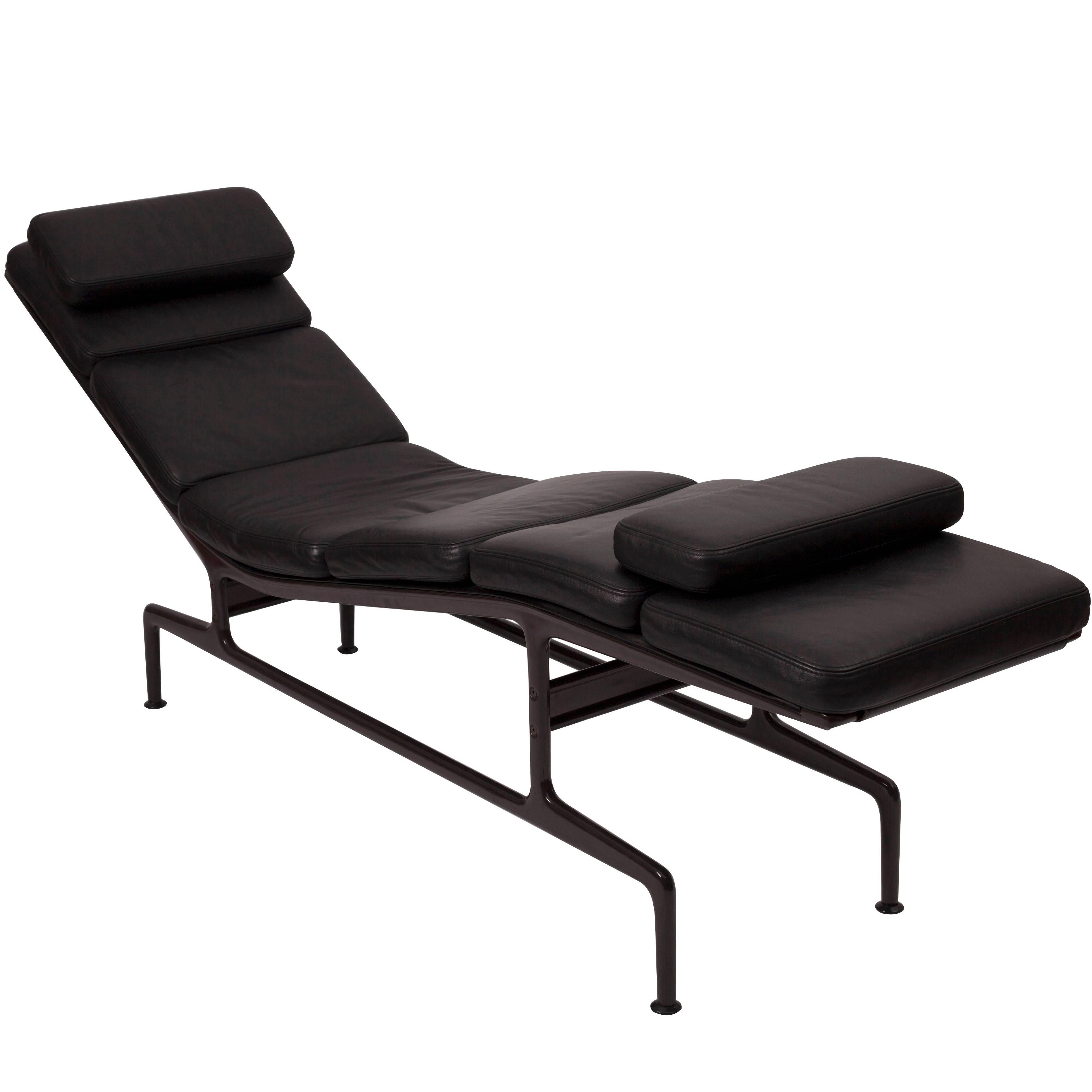 Soft Pad 'Billy Wilder' Chaise by Charles & Ray Eames