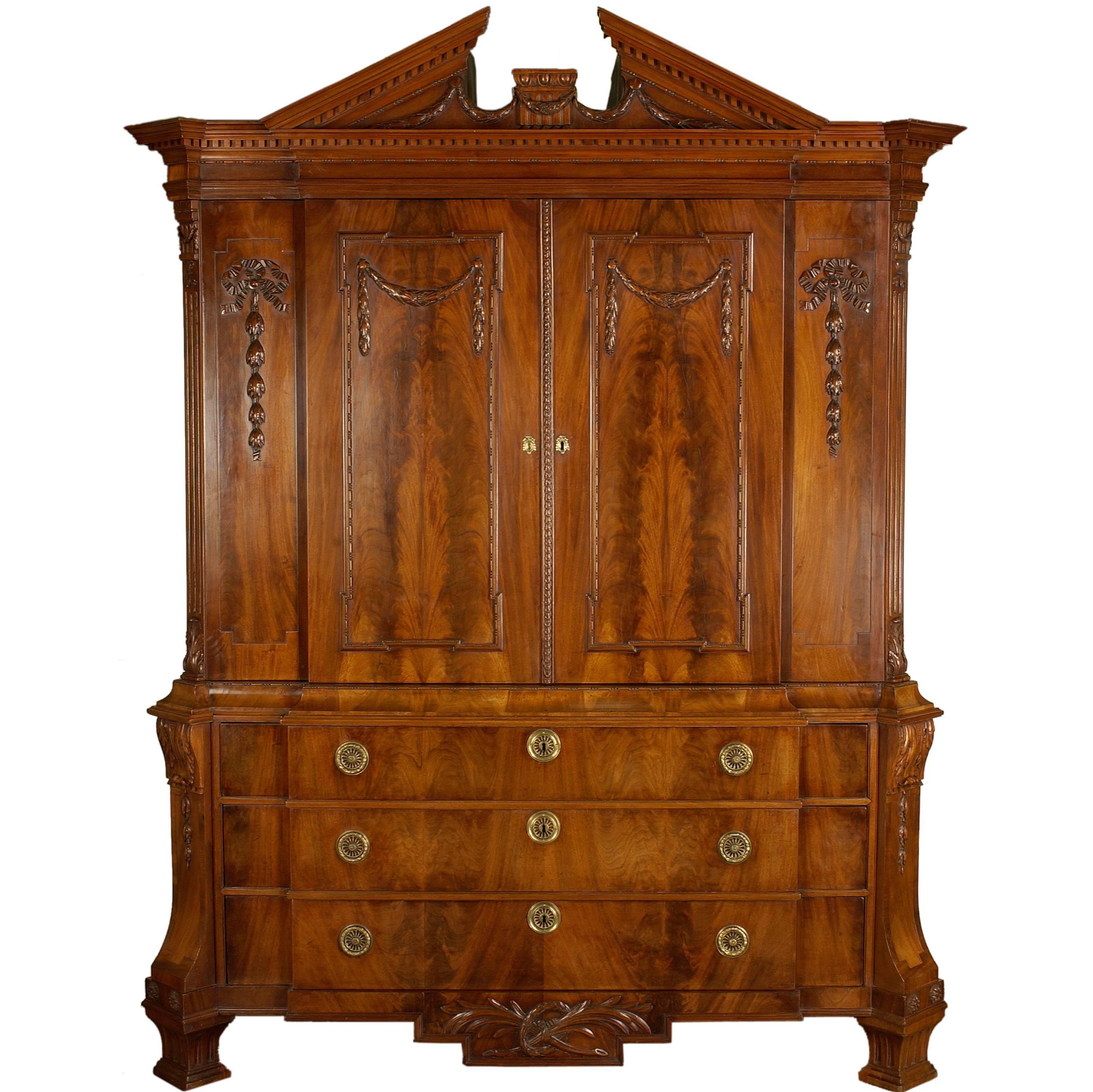Late 18th Century Neoclassical Break-Front Cabinet with Timpan For Sale