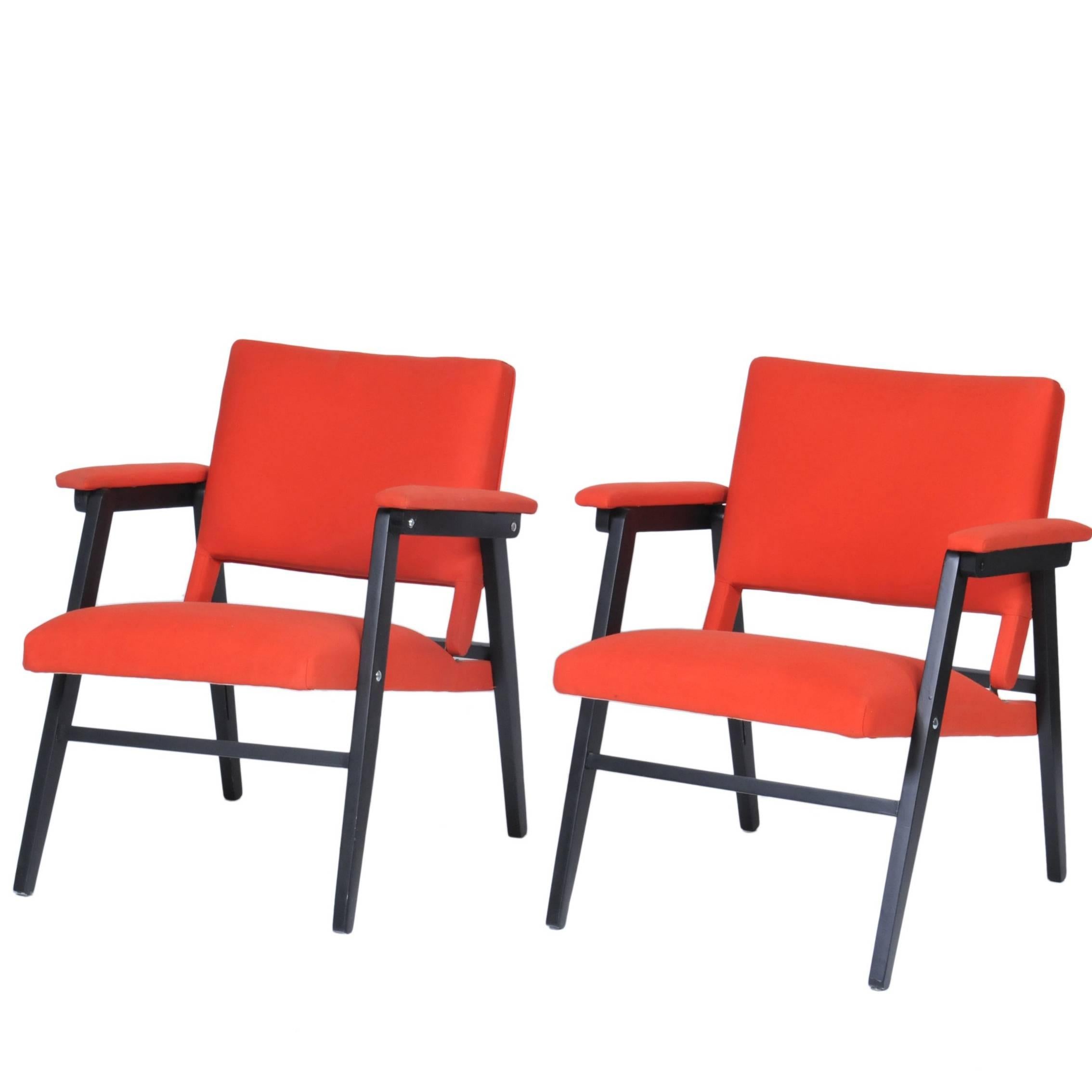 Folding arm chair with black painted wood frame and orange fabric.

This interesting armchair very comfortable to use, has as main characteristic to be foldable, which facilitates its storage.