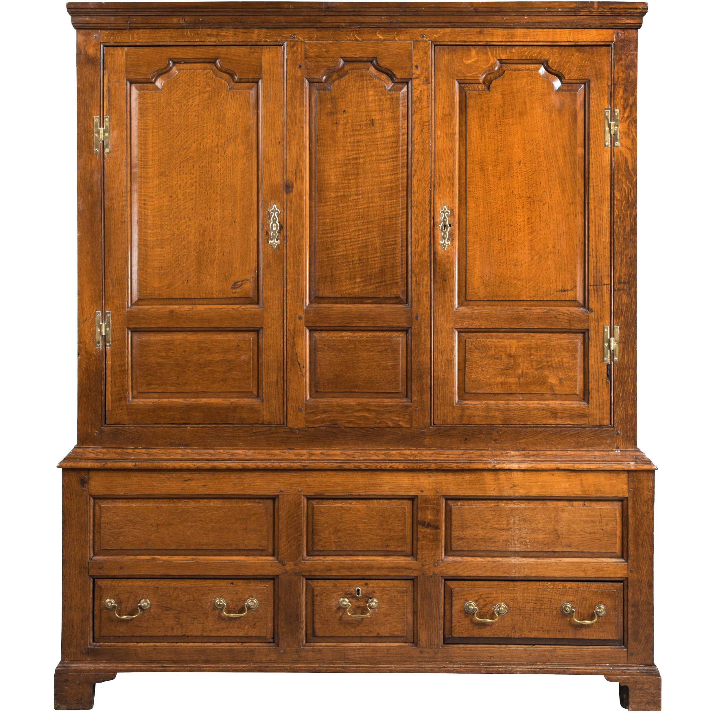 Mid-18th Century Oak Cupboard with Fielded Panels to the Doors For Sale