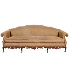 Vintage Camel Back Sofa mit fein geschnitztem Rahmen