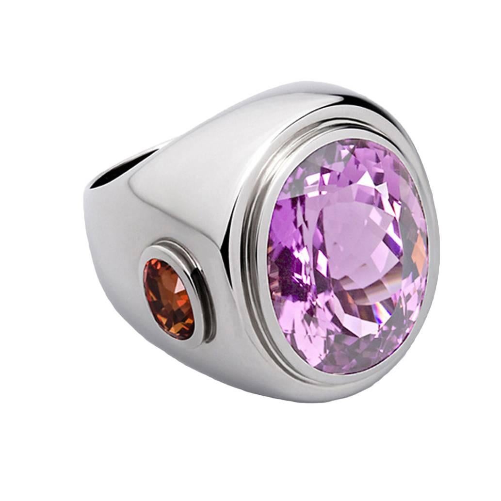 Cocktail Ring in 18 Carat White Gold, 1 Kunzite of 27.48 ct, 2 Sapphires 3.39 ct