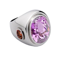 Bague cocktail en or blanc 18 carats, 1 kunzite de 27,48 carats, 2 saphirs de 3,39 carats