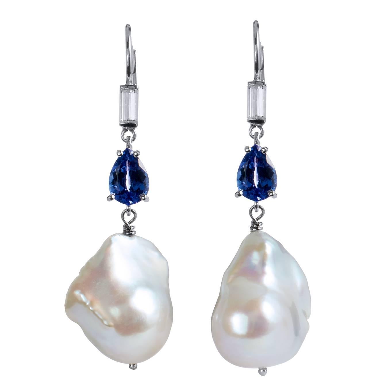 Boucles d'oreilles en goutte en or blanc avec perles baroques d'eau douce, tanzanite et diamants, faites à la main