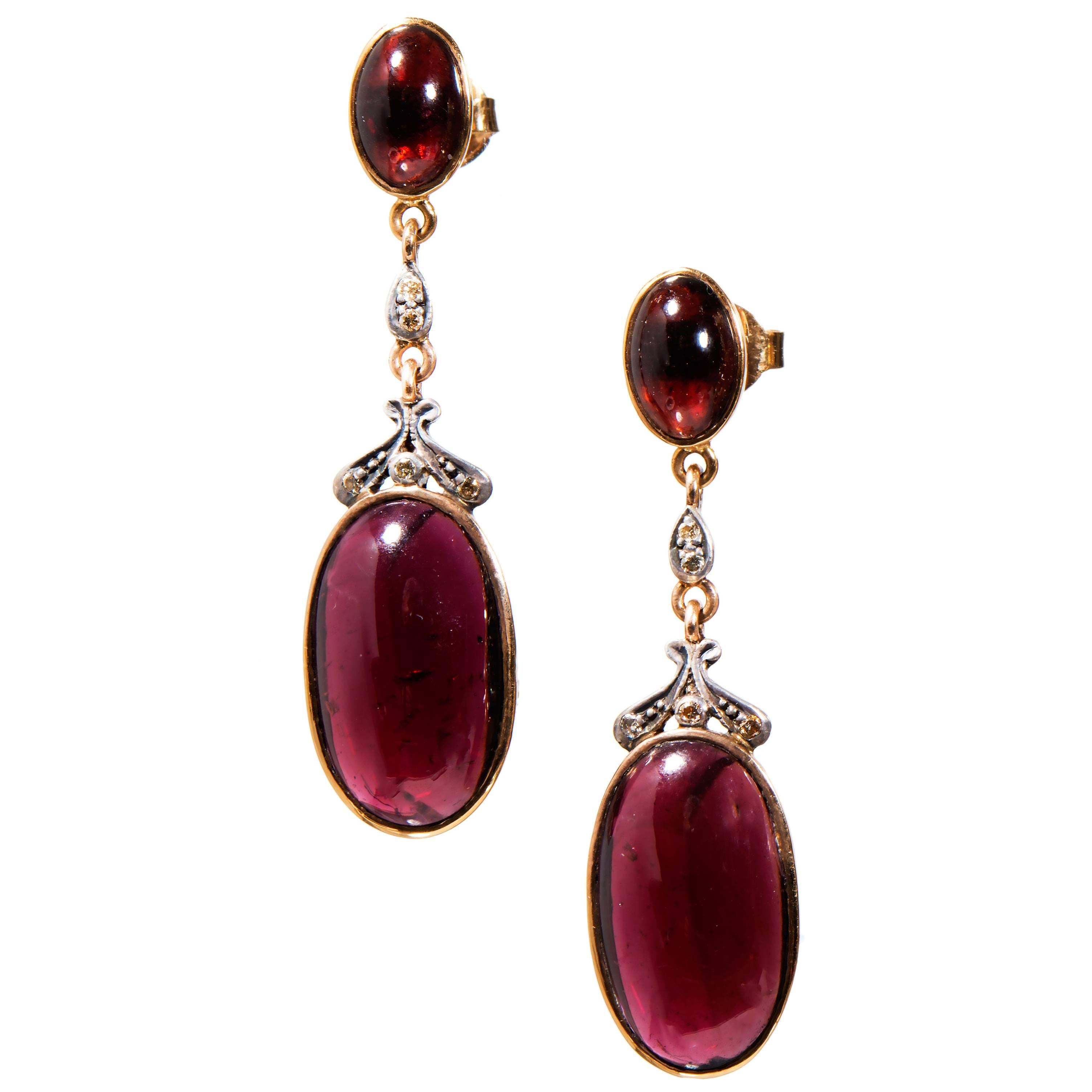 Boucles d'oreilles pendantes argent et or avec grenat cabochon et diamant