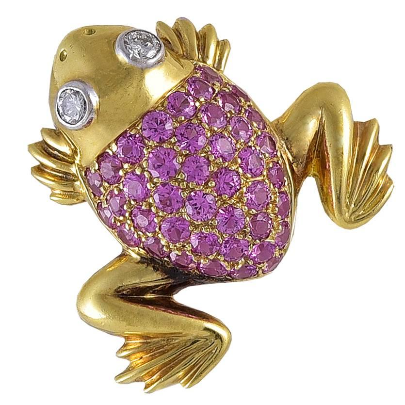 Adorable épingle grenouille en or avec saphirs et diamants en vente