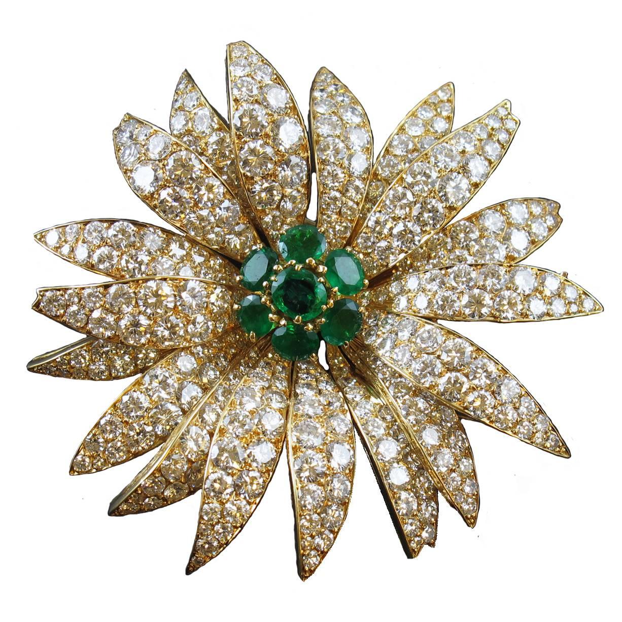 1950s Van Cleef & Arpels Emerald Diamond Gold Marguerite Flower Brooch For Sale