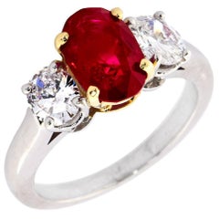 Bague à trois pierres en rubis et diamants ovales  La Birmanie - Non chauffée - 2,64 carats 