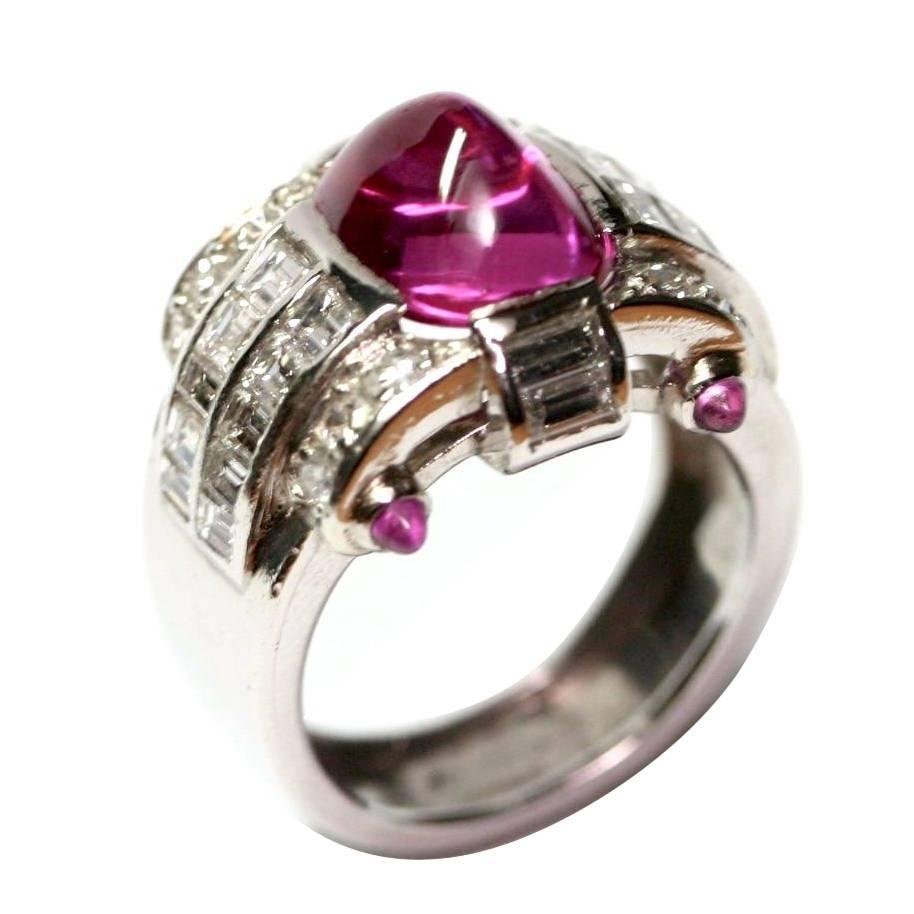 Platinring besetzt mit einem burmesischen No-Heat-Rubin von 5::3 Karat:: zwei kleinen Cabochon-Rubinen auf jeder Seite:: Diamanten im Quadrat- und Rundschliff:: SSEF-Zertifikat:: Ringgröße 5::5 (10g)