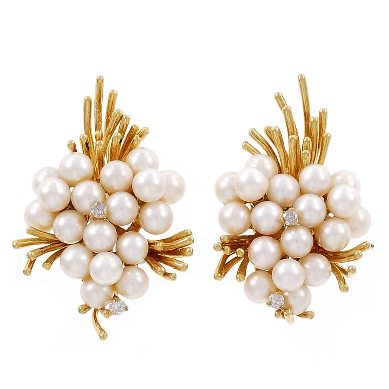 Boucles d'oreilles à clip en or avec perles et diamants en forme de spray