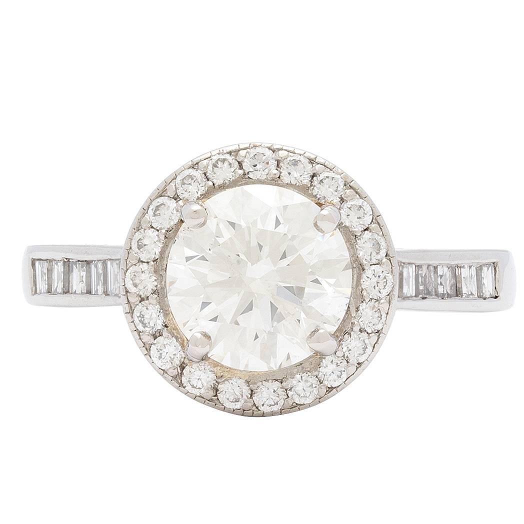 Bague halo en platine avec diamants taille brillant rond de 1,57 carat certifiés GIA en vente