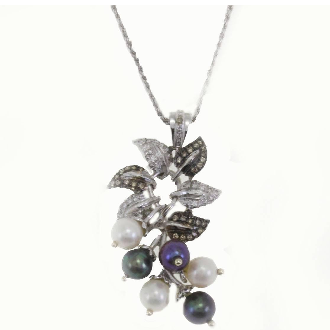 Nice mix of color for this pendant in 14Kt white gold composed of multi colored pearls and leaves covered in white and brown diamonds.
diamonds(0.65Kt), 
pearls (3.15gr), with a diameter between 6/7mm. 
The chain is in silver (1.20gr)
tot weight
