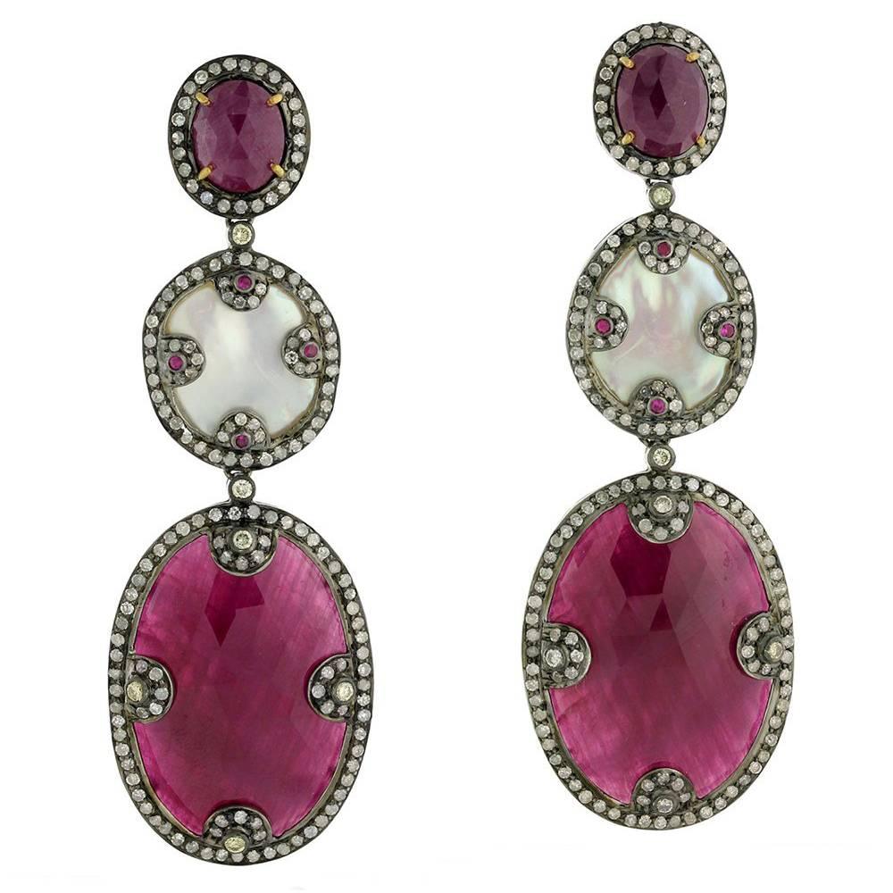 Boucles d'oreilles à trois niveaux en or et argent 18 carats avec rubis et perles et diamants en vente