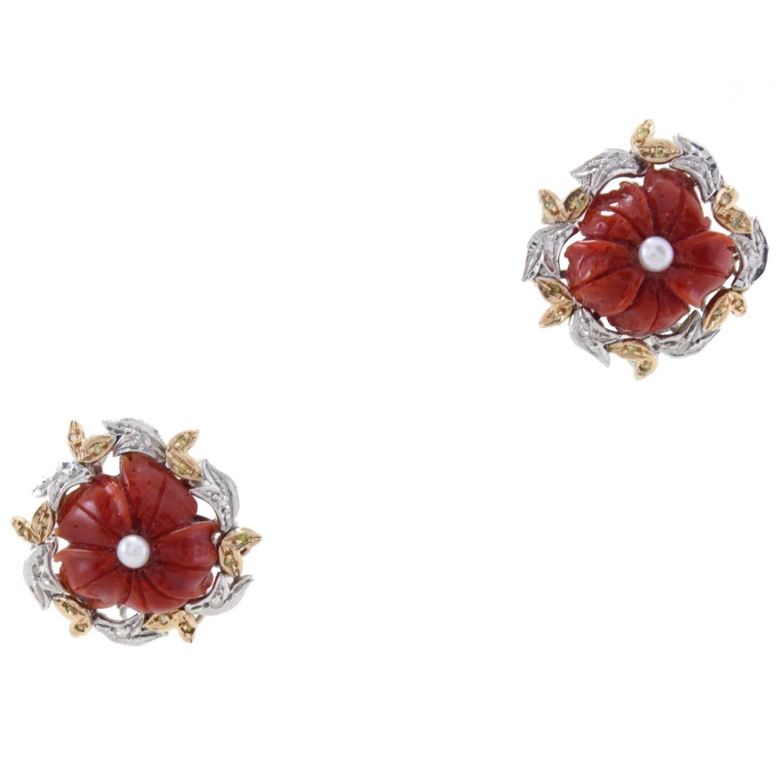 Clip-on earrings in 14k gold composed of flower shaped coral, pearls in the center and diamonds all around.
Diamonds 0.36 kt
Coral 4.10 gr
Pearls 0.10 gr
Tot.Weight 14.80
R.F gecg