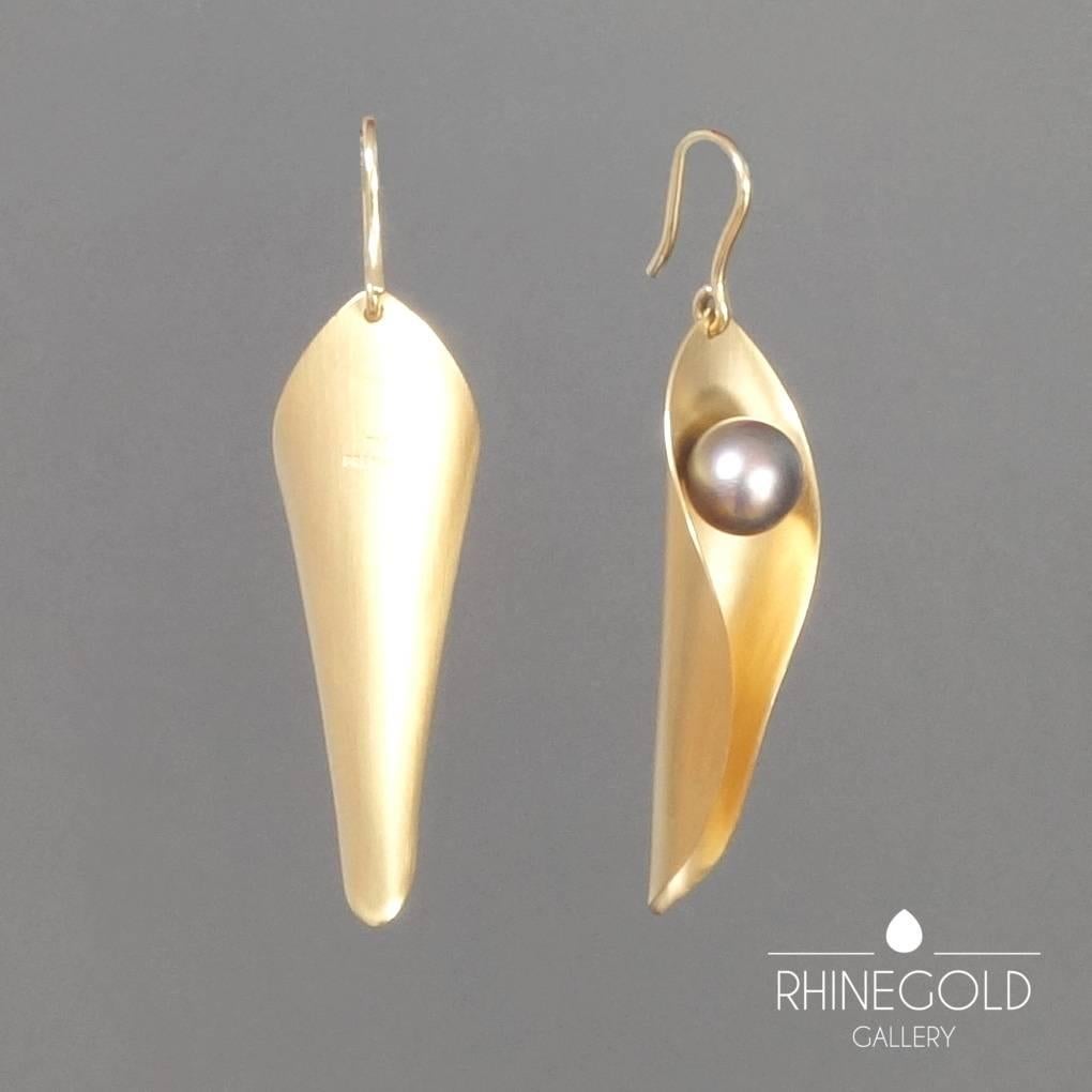 Women's Elegant Pair of Unique Modern Day-to-Night Pearl Gold Earrings For Sale
