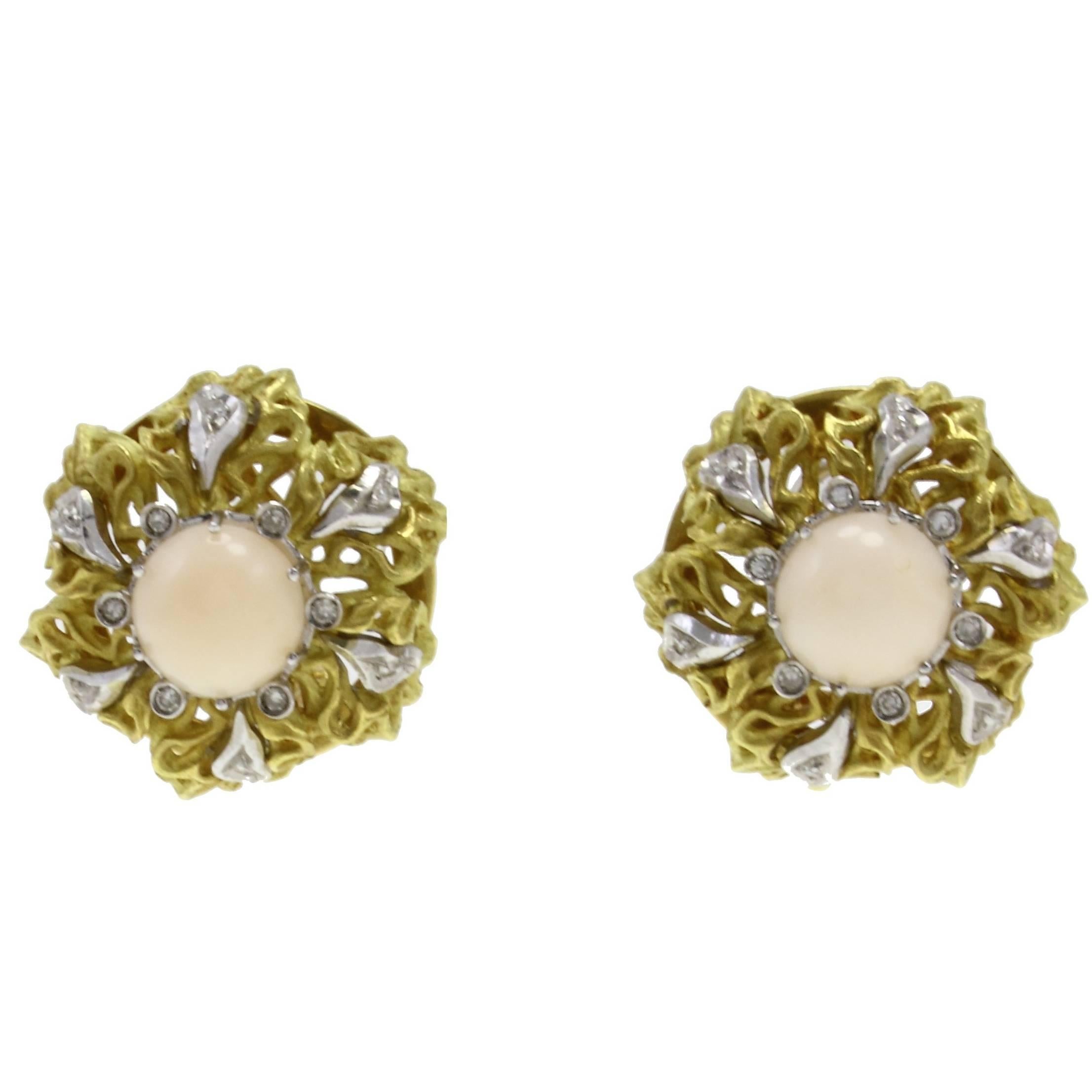 Boucles d'oreilles à clip en or jaune et blanc 18 carats avec diamants blancs et boutons en corail rose