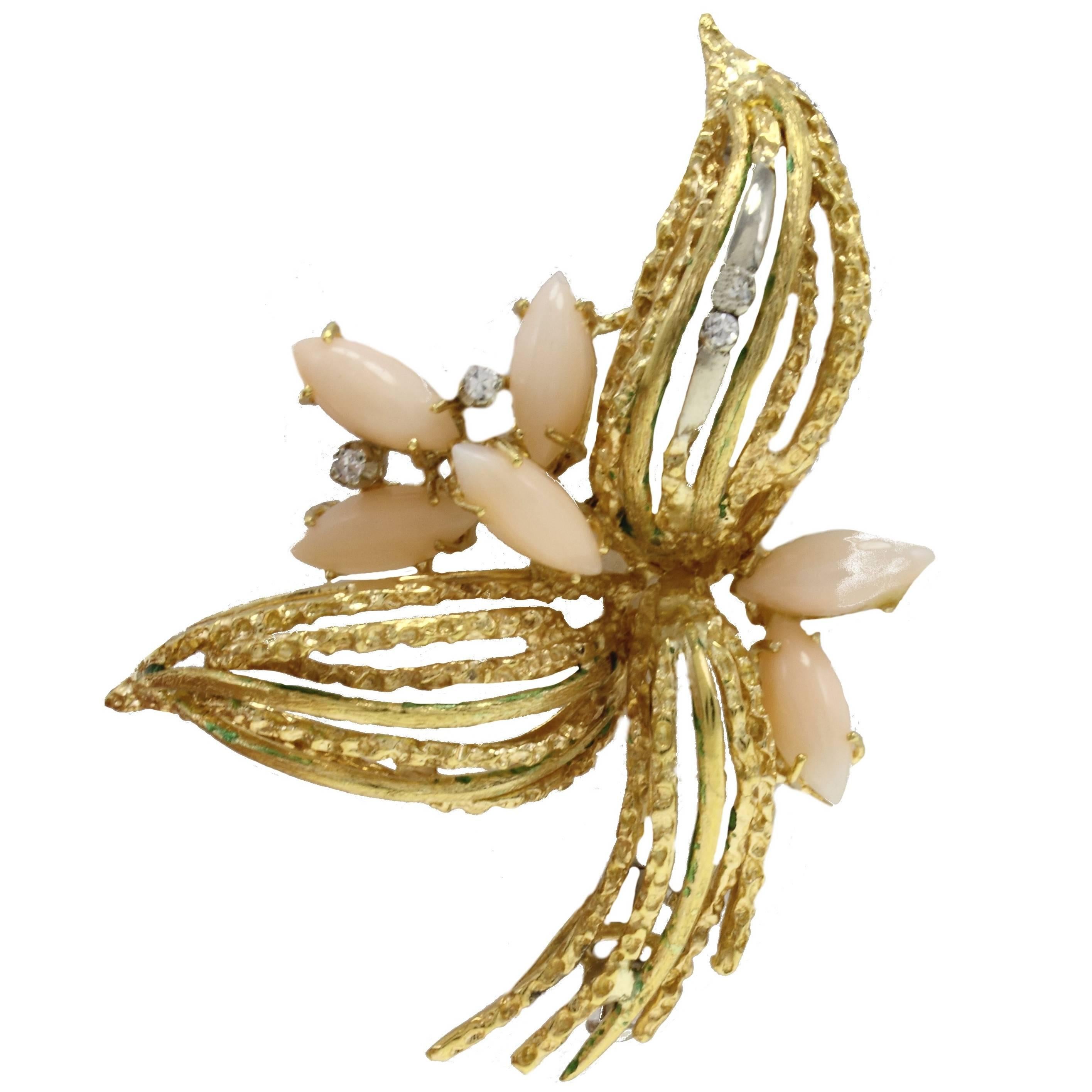 Broche en or blanc et jaune 18 carats, diamants blancs et corail rose en forme de navette