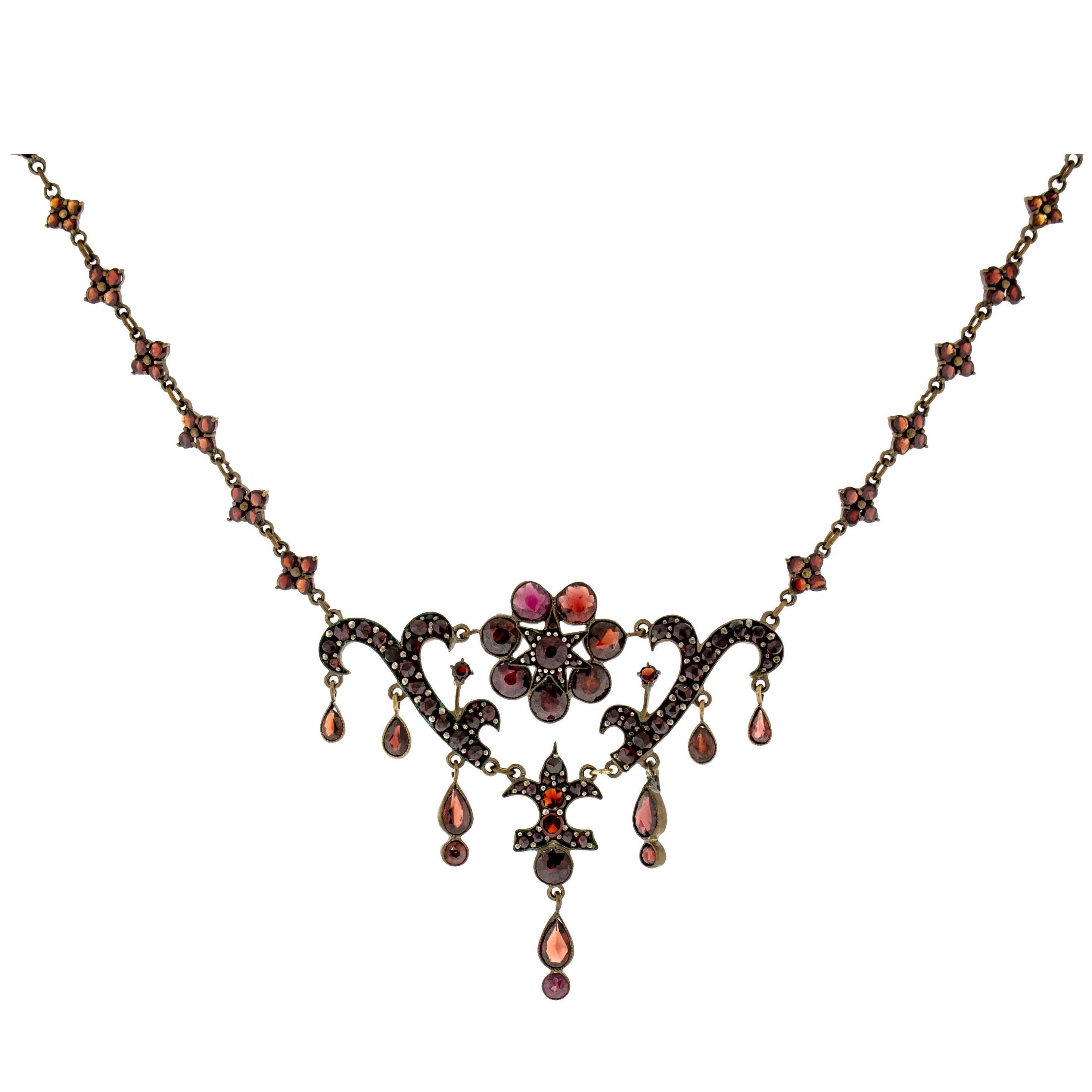 Romantic and Sumptuous Antique Victorian Late 19th Century Garnet Necklace