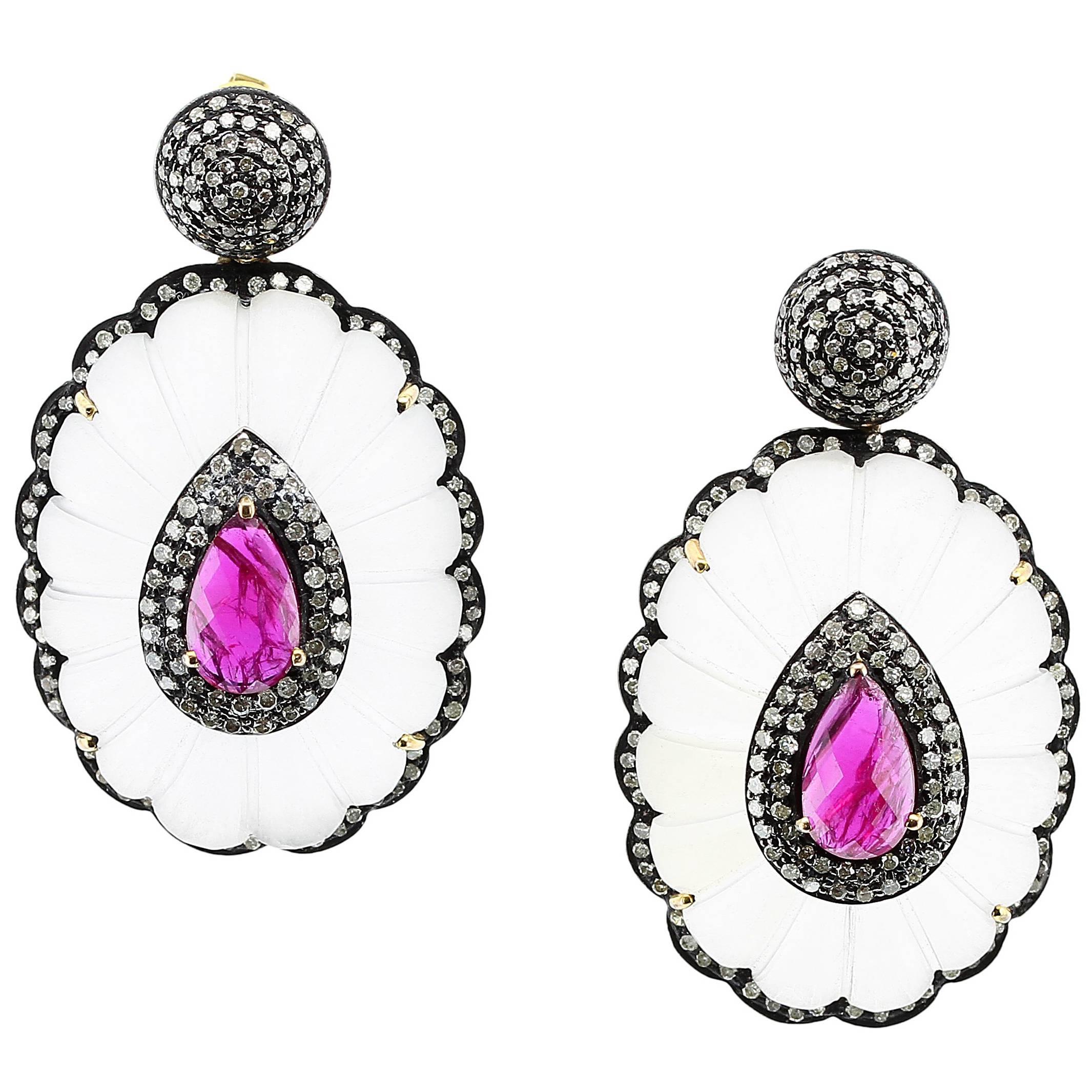 Pendientes colgantes de oro con diamantes y rubíes