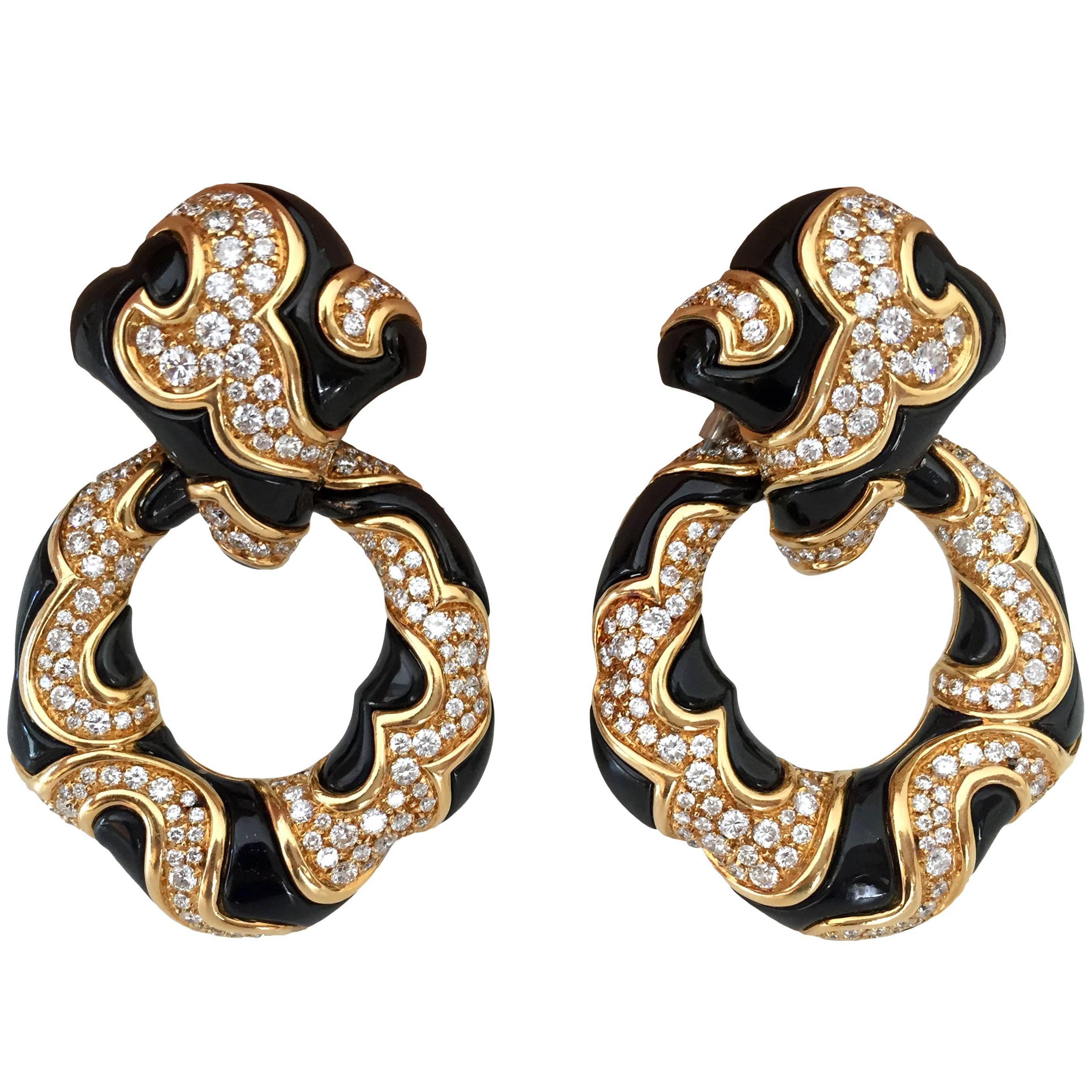 Circa 1980  Black Enamel, 18 Karat Gold White Diamonds Clip Earrings - Marina B For Sale