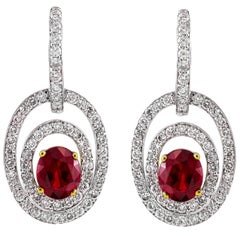 Roman Malakov Diamonds Boucles d'oreilles pendantes en rubis taille ovale 2,67 et diamants ronds