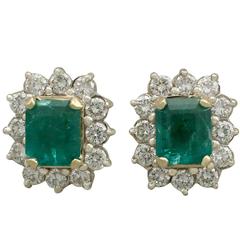 1990s 1.85 Carat Emerald and 1.25 Carat Diamond Yellow Gold Cluster Earrings