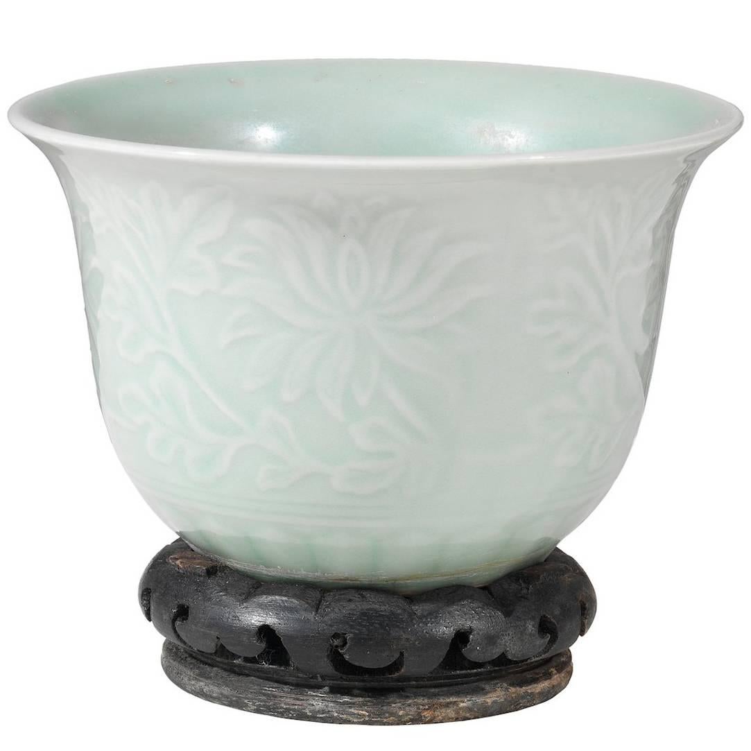 Vase chinois du 19ème siècle en émaillé céladon vert pâle décoré en relief