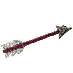 1910s Cartier Art Deco Ruby Diamond Gold Arrow Pin Brooch Clip