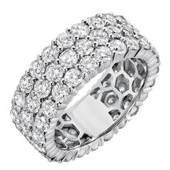 Impressionnante bague d'éternité en or blanc à trois rangées de diamants de 5,43 carats