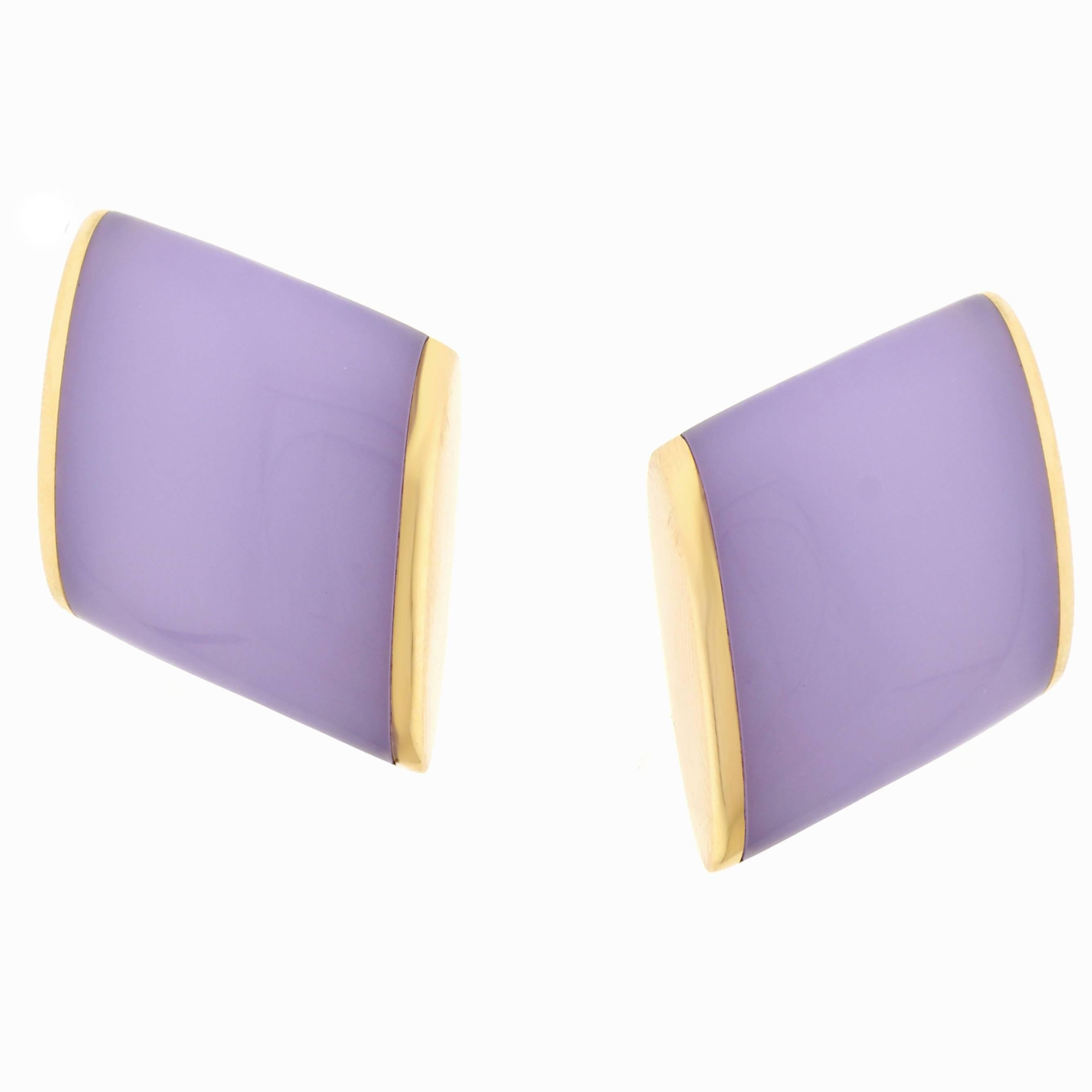 Vhernier is renowned for thier flawless craftsmanship and thoroughly modern designs, of which this Plateau Plateau is a shining example.
Expertly crafted from polished 18 karat gold, this sculptural earrings are sure to be favorite  1 inch wide 1