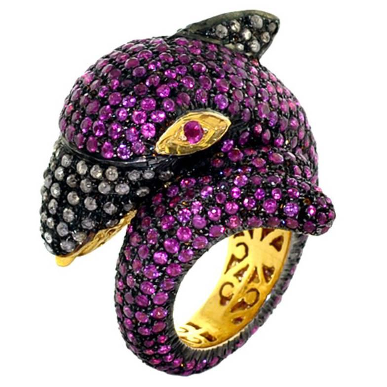 Bague en forme de dauphin avec saphirs roses et diamants et yeux en rubis  en vente