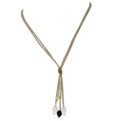 Collier pendentif en or jaune 18 carats avec agate noire et blanche