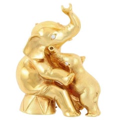 Diamonds 18k Gold SEATED MOTHER AND BABY ELEPHANT Brooch by John Landrum Bryant