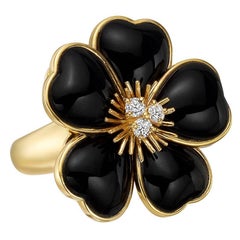Van Cleef
Arpels Black Onyx Diamond Rose de Noel Ring Van Cleef
Arpels Black Onyx Diamond Rose de Noel Ring