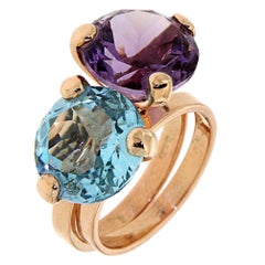 Bague moderne en or rose avec topaze bleue et améthyste