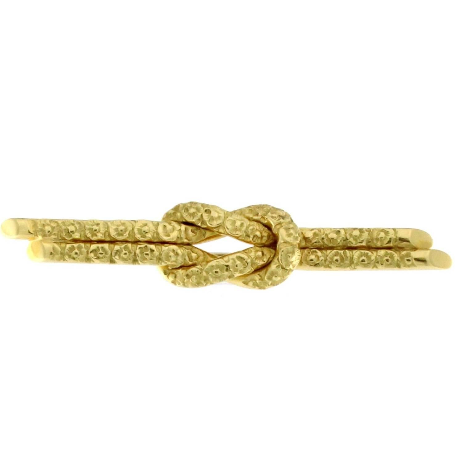 Chiselled Broch in Yellow 18 Karat Gold For Sale