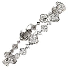 Modern Diamond 18 Kart Gold Clover Link Bracelet