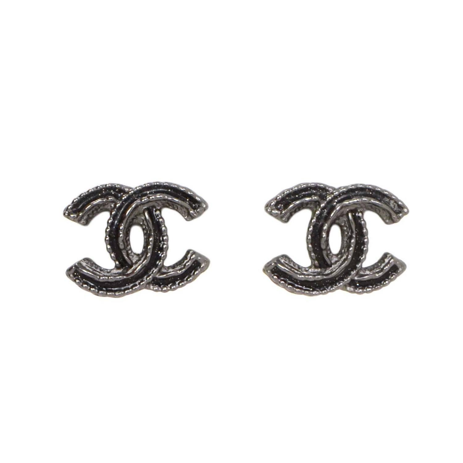 Chanel Black and Silver CC Earrings For Sale at 1stdibs