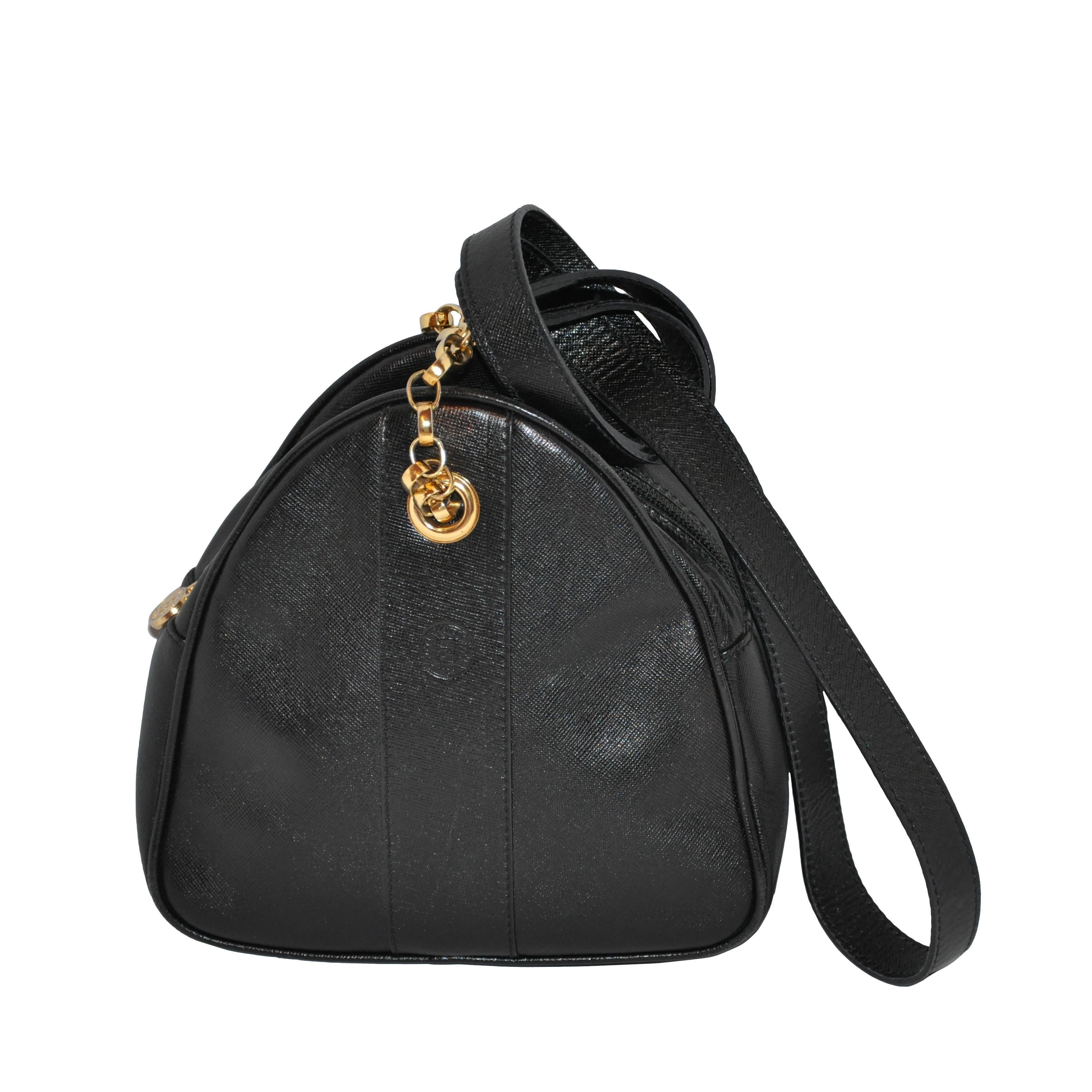 Fendi - Petit sac à bandoulière en cuir de veau texturé noir et ornements dorés en vente